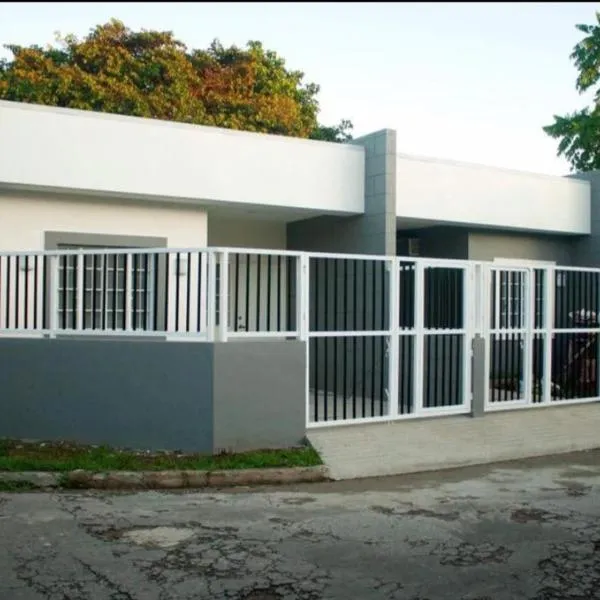 Entire Home Fully Furnished Netflix AC Auto washer and Dryer，位于Daet的酒店