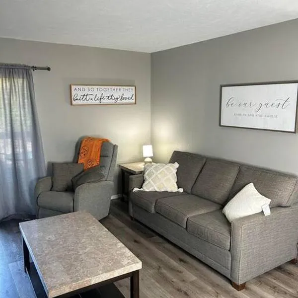 Beautiful condo-no stairs, and arcade games! 5bed，位于布兰森的酒店