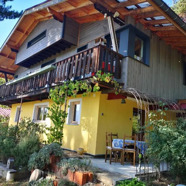 Studio de plain-pied dans un chalet，位于Mens的酒店
