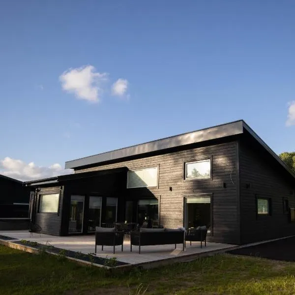 Modern boende med sjöutsikt，位于Ryssby的酒店