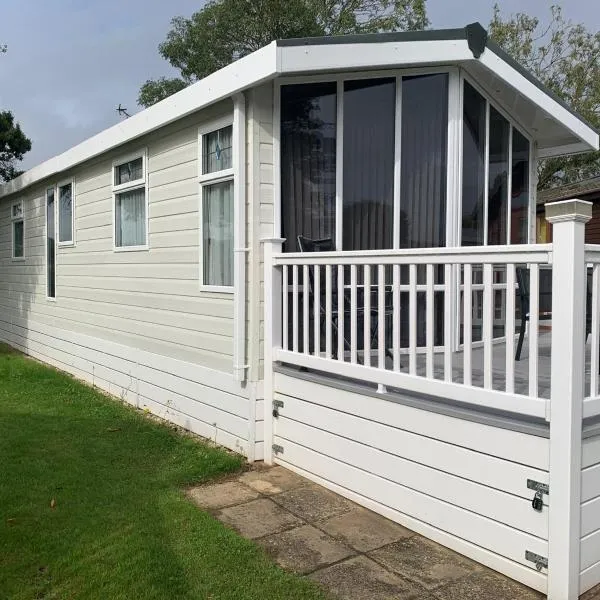 Lakeside Lodge Valencia 2 bedroom，位于威利的酒店