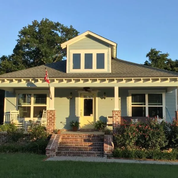 3 Bed, 2 and a half bath Gorgeous Coastal Home 1 block from beach!，位于长滩的酒店