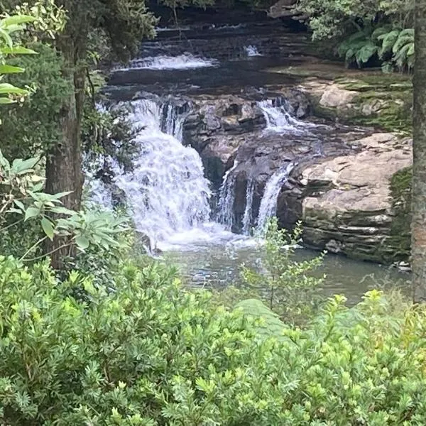 Matakana Waterfall Hideaway，位于Wayby的酒店