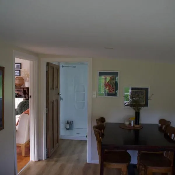 Okains Bay West Peak Cottage，位于Okains Bay的酒店