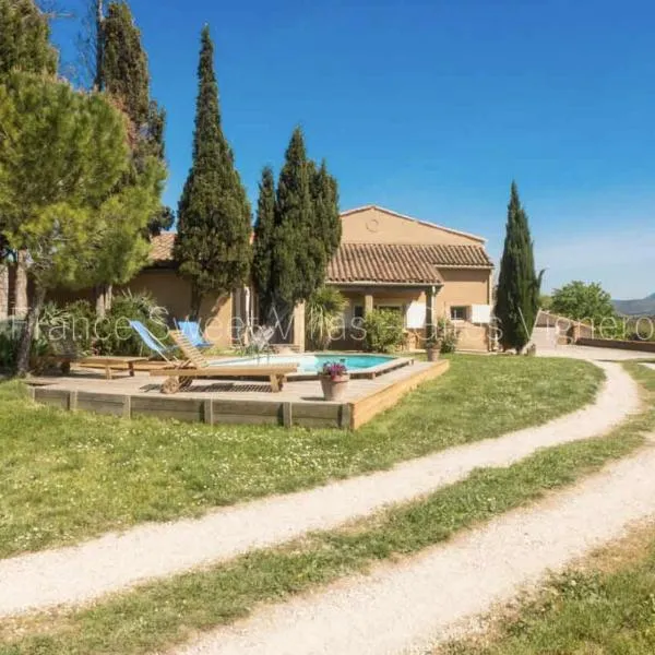Suite ou chambre privée à la Forge des Cyprès，位于Loupia的酒店