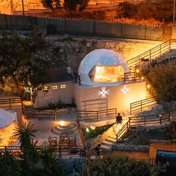 AAA View Private Terrace Outdoor Heated Hot Tub Family Fun，位于巴达洛纳的酒店
