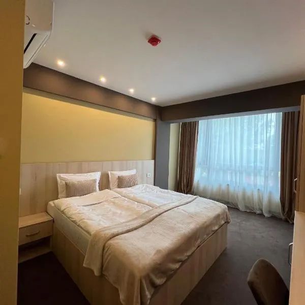 Hotel DAMAD，位于Smîrdan的酒店