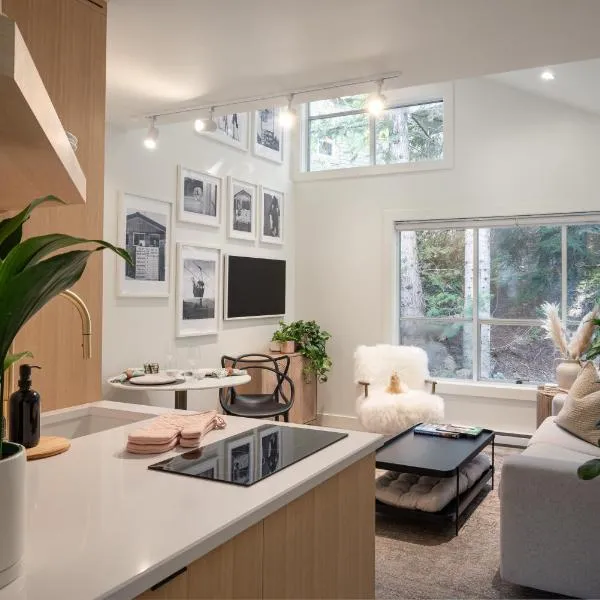 Skywood-Designer Condo,Steps to Creekside Gondola, Free Parking，位于惠斯勒的酒店