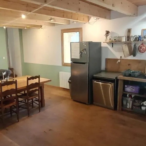 JAS provençal pour 6 personnes à 2mn de la Grange de Javon，位于Monieux的酒店