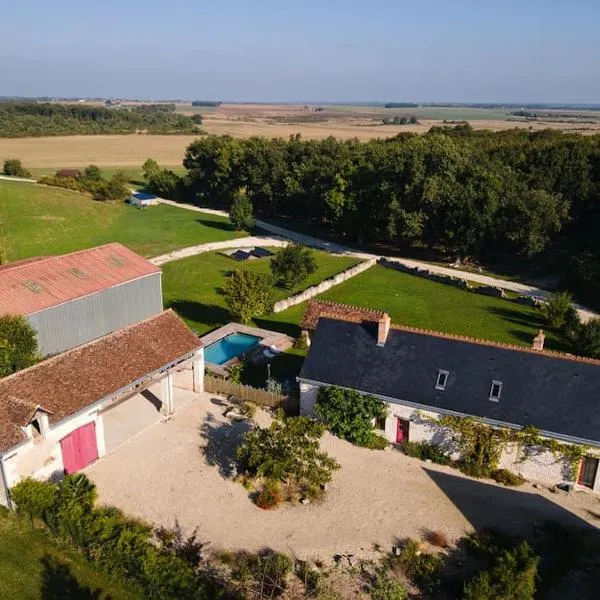 "Domaine le Pineau" Maison de charme avec piscine et jacuzzi privatif，位于Luzillé的酒店