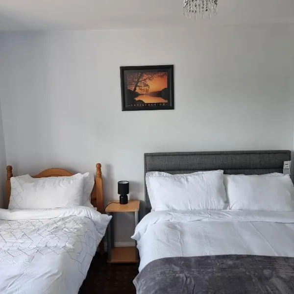 3 Bedrooms - Sleep 7 - Garden - Private Parking，位于香农河畔卡里克的酒店
