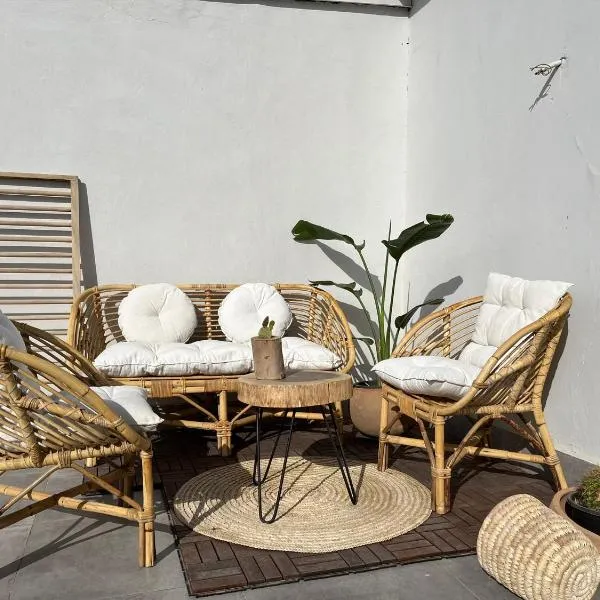 Modern chic rooftop studio，位于Sheikh Zayed的酒店