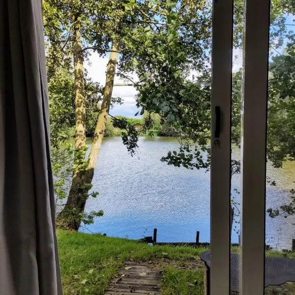 Huisje aan het water，位于Lichtervelde的酒店