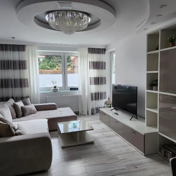 Moderne Wohnug mit Terrasse，位于平讷贝格的酒店