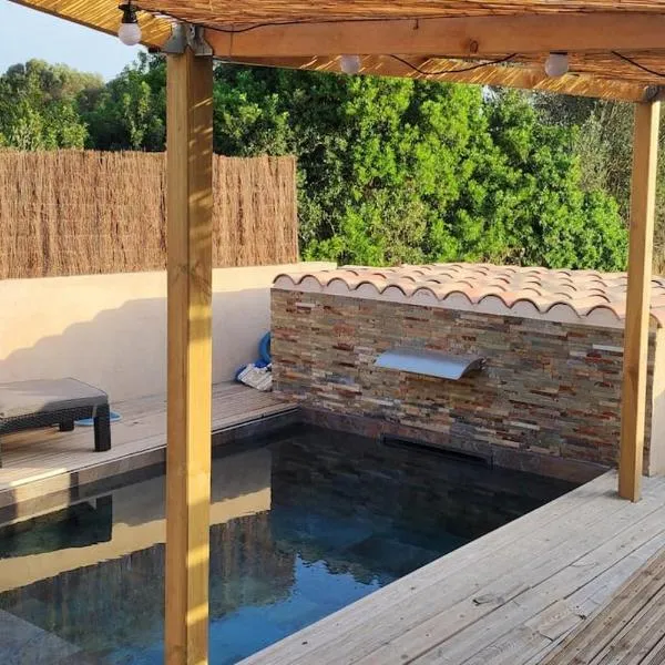 Tiny house avec piscine à Figari，位于菲加里的酒店