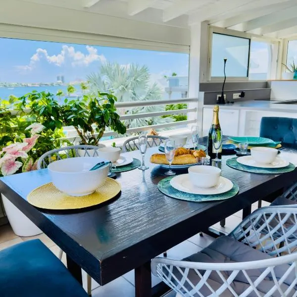 Spacious Waterfront 2 Bedroom Condo with 2 Bathrooms, Pool, AC，位于Baie Nettle的酒店