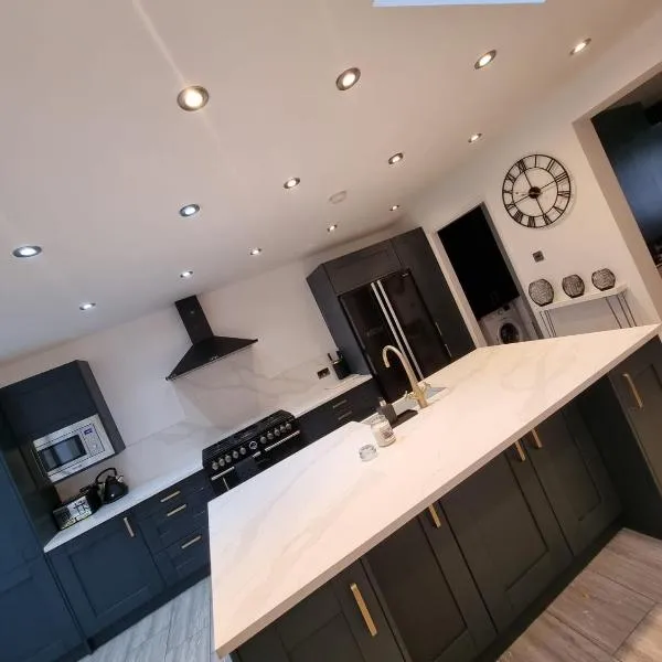 Stunning Open Plan 3 Bedroom House，位于Ponders End的酒店