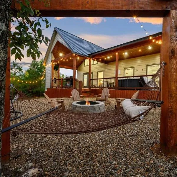 Under the Stars - Secluded, Hot Tub, Firepit, Games，位于布罗肯鲍的酒店