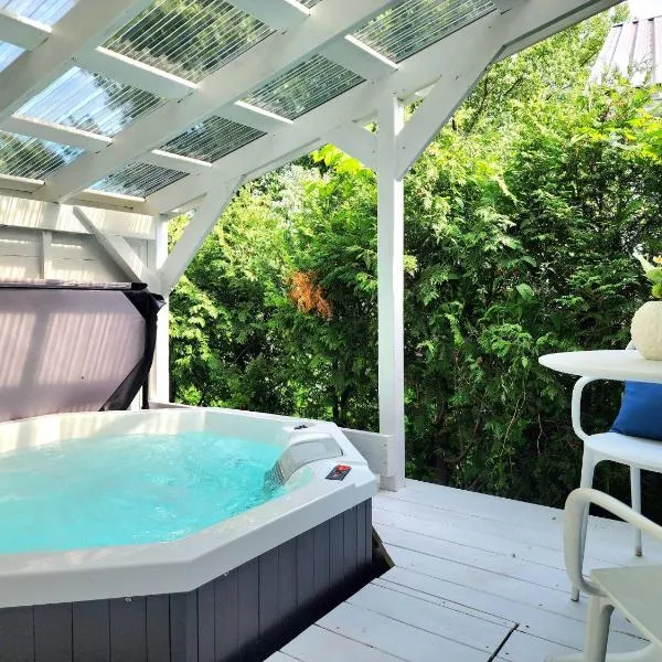 Boho Chic Tiny House - Hot Tub EV Chrger & Parking，位于魁北克市的酒店