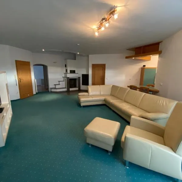 Monteurwohnung , 4 Schlafzimmer, 130qm, Balkon, einzige Wohneinheit im Haus, Parkplatz，位于波金格的酒店