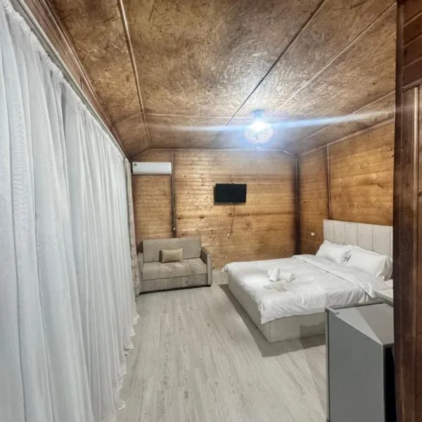Hovakimyans Hotel And Pool EVN，位于Pʼarakʼar的酒店