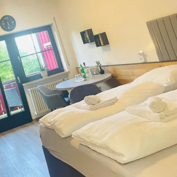 FeWo 13 - Appartement im Rottalblick - Elegant und ruhig wohnen, Tiere willkommen, Bademantelgang zur Therme, TV, Boxspringbett und Balkon，位于巴特格里斯巴赫的酒店