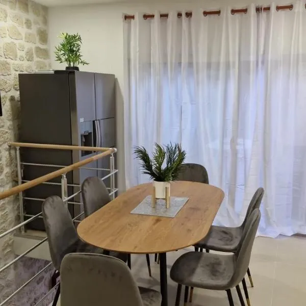 La Pierre Dorée，位于Puicheric的酒店
