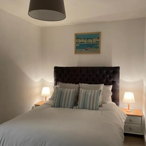 Cute 1 bed apartment 2 mins from the sea - Free late checkout & welcome hamper on weekend stays at 8 The Gables, Church Street, Lyme Regis，位于莱姆里吉斯的酒店