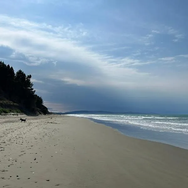 Waikuku Beach Holiday Park，位于Waikuku Beach的酒店
