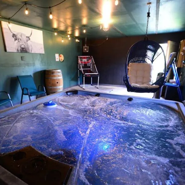 Cozy Cabin with Hottub at Cloverdale Cabins，位于欣克利的酒店