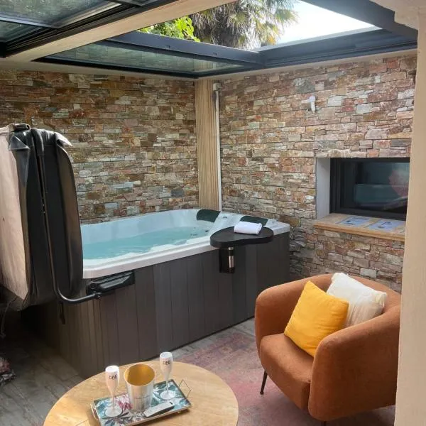 Love room avec spa privé，位于Le Perrier的酒店