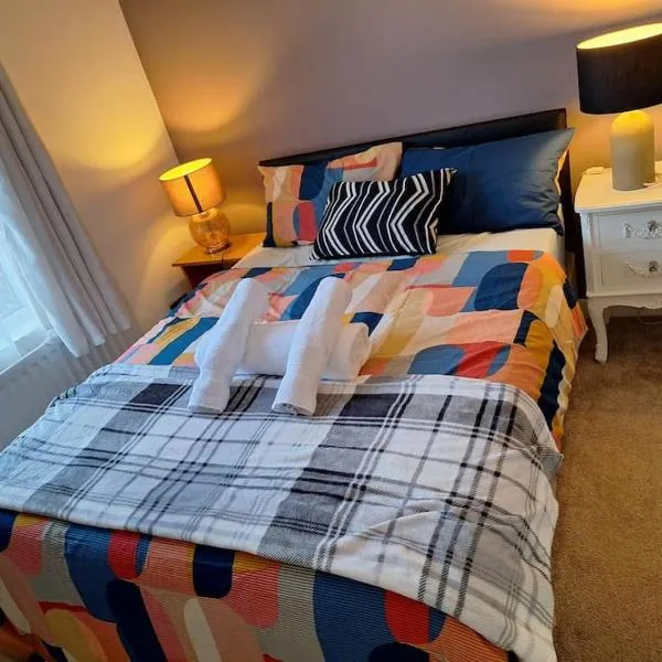 Fantastic 3-bed with free parking & Wi-Fi Located in Chatham Kent，位于查塔姆的酒店