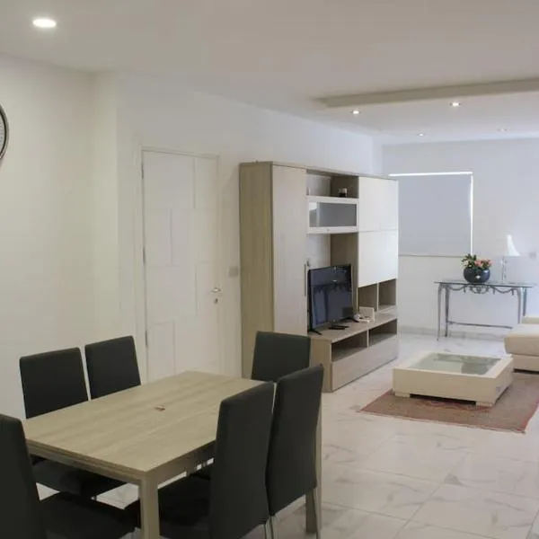 Brand new modern 2 bed 2 bath apt in St Julian's，位于Taʼ Ċikkun的酒店