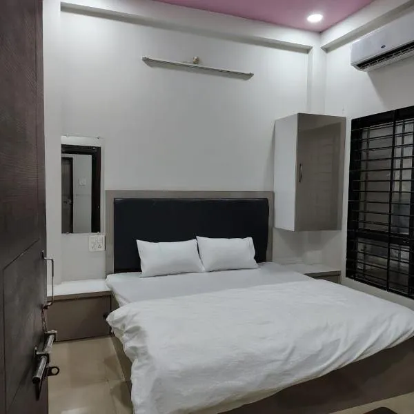 Satyabhama Homestay-Opel-2 BHK Apartment，位于印多尔的酒店