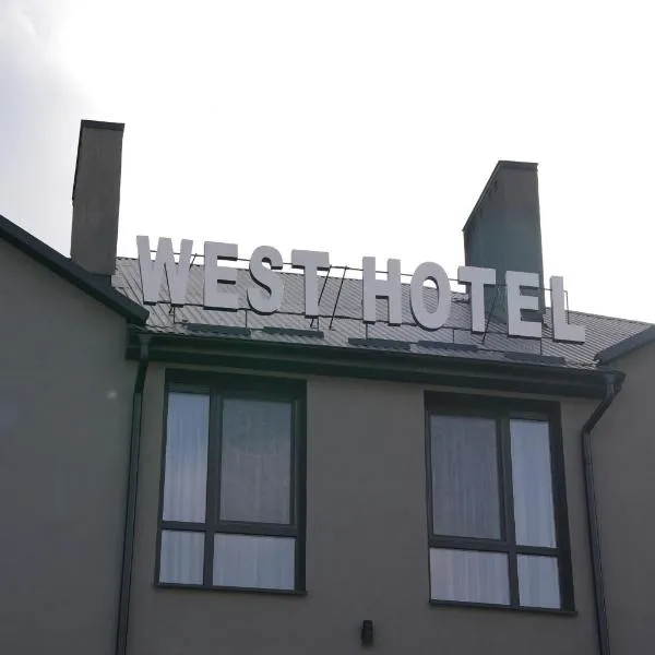 West Hotel，位于Mostiska的酒店