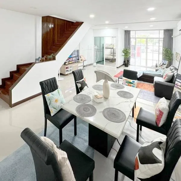 MIQ HK611 Huai Khwang 4BR Jodd fair，位于占那县的酒店