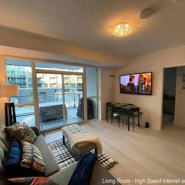 Beautiful Condo, 2 Bedrooms and a Den in Friday Harbour Resort!，位于Innisfil的酒店