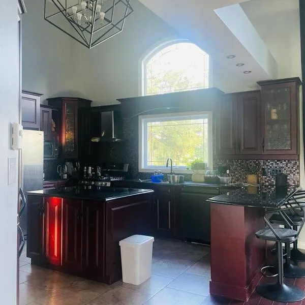 Lakefront House 25 minutes from downtown Ottawa-Gatineau，位于加蒂诺的酒店