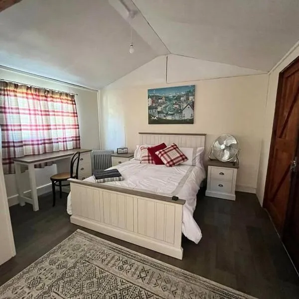 Detached cosy Dorset cabin，位于谢伯恩的酒店