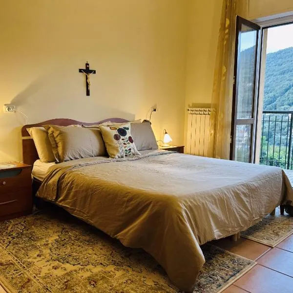 Appartamento a Fiuggi con 2 camere, splendida vista sulle montagne e perfetto per 4 ospiti，位于菲乌吉的酒店