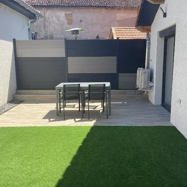 Logement de Tiphanie et Quentin，位于Neuville-les-Dames的酒店