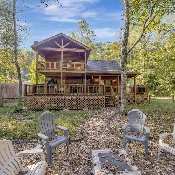 The cozy cabin get away with hot tub，位于蓝岭的酒店