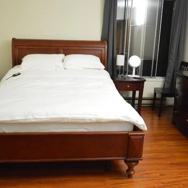 Modern One Bedroom Unit, Sofa Bed, Adjustable Queen Bed, 75 Inch Smart TV and Indoor Secure Parking，位于Albany的酒店