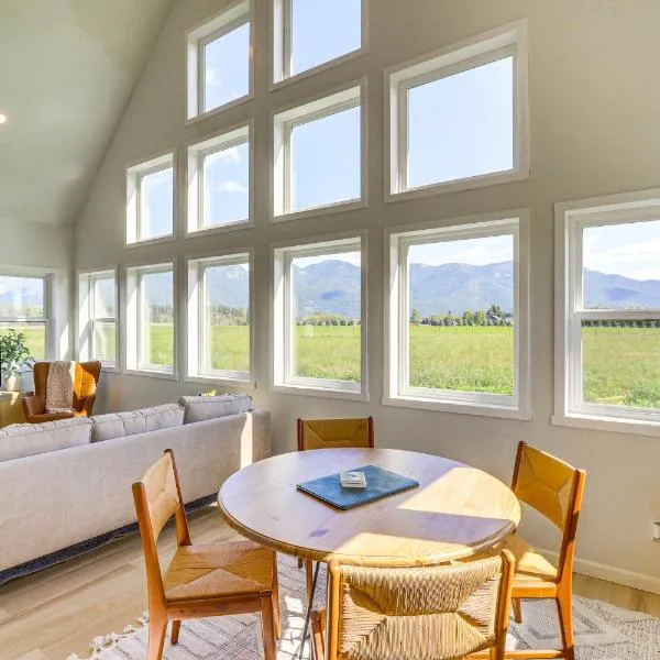 Kalispell Mountain Getaway w/ Hot Tub & Fire Pit!，位于卡利斯佩尔的酒店