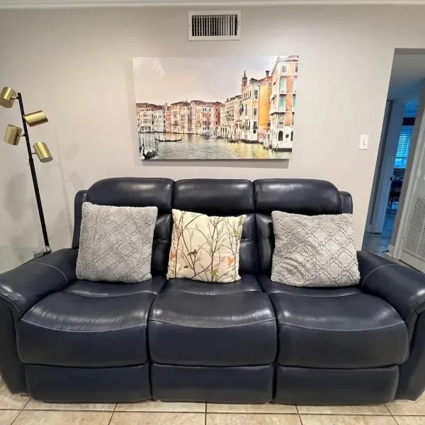 Two bedroom apt with desk washer dryer & pool，位于巴吞鲁日的酒店