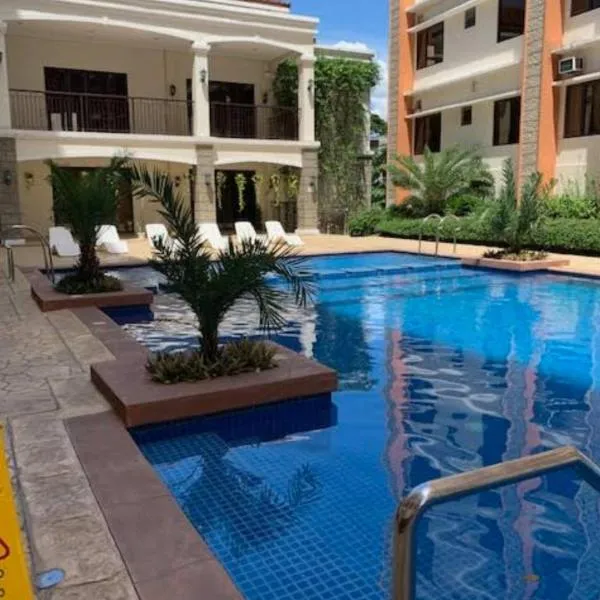 Condotel Near NAIA - massage chair footspa, dance revo, small pet allowed，位于马尼拉的酒店