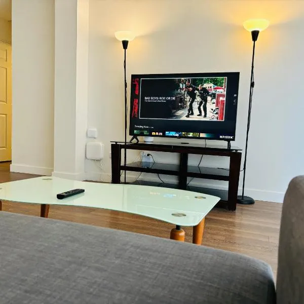 7th Floor 1-Bedroom Condo with Parking，位于卡尔加里的酒店