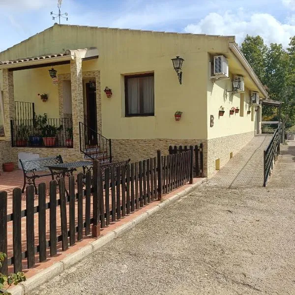 Chalet con piscina，位于Pinoso的酒店