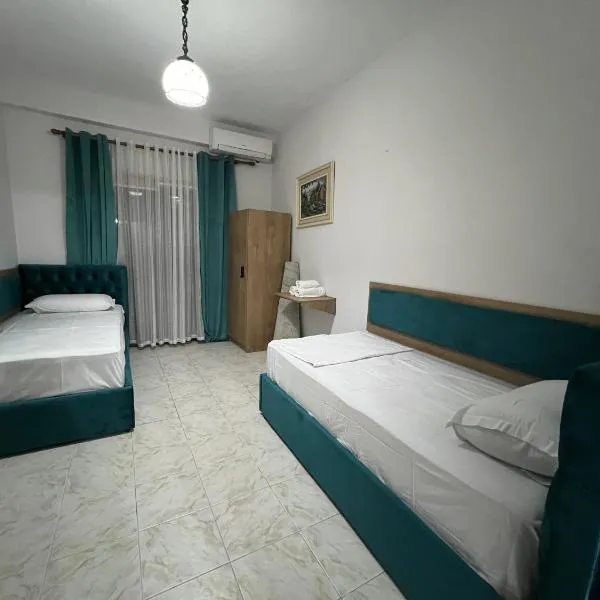 Sisterhood Hostel-Female Only，位于地拉那的酒店