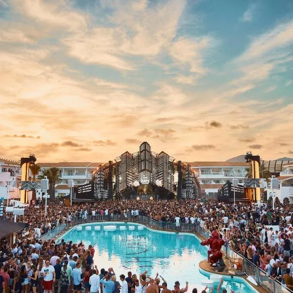 Ushuaïa Ibiza Beach Hotel - Adults Only - Club Entrance Included，位于普拉亚登博萨的酒店
